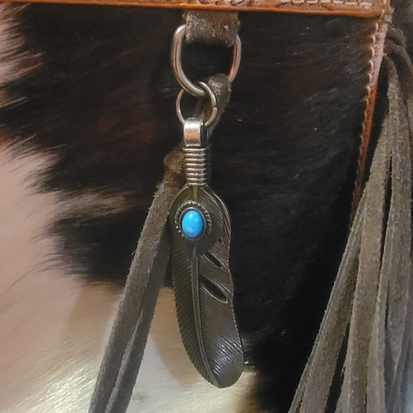 Elegant Brown and White Leather Crossbody Bag - Picture 2 of 7